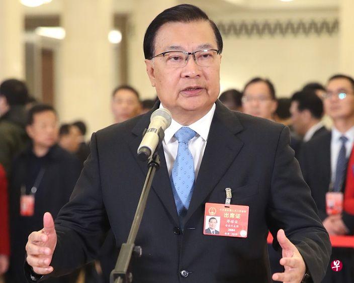 中国全国人大常委谭耀宗今天(11日)指出,有一些人故意挑衅,“迫中央出手”。(新华社档案照) 中国全国人大常委谭耀宗今天(11日)指出,有一些人故意挑衅,“迫中央出手”。(新华社档案照)