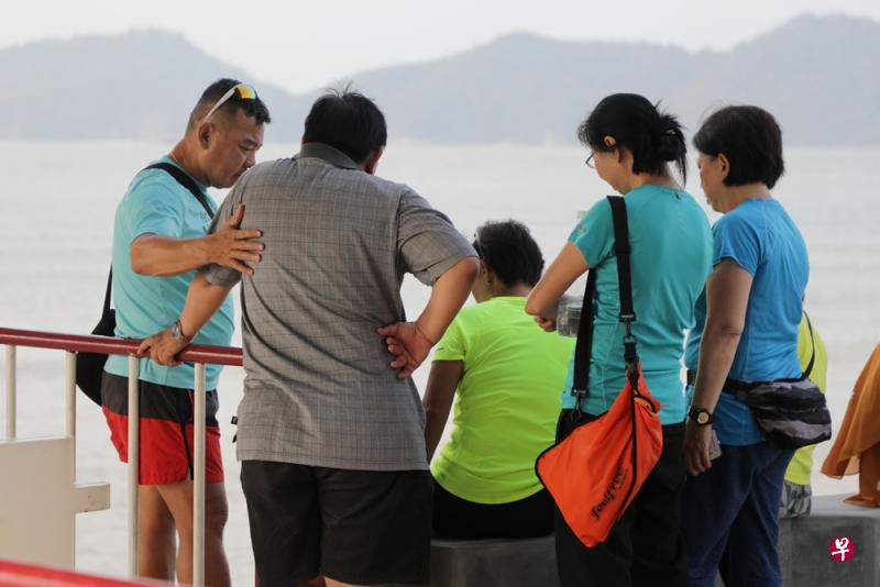 家属们到丰盛港的彭加梦码头等待搜救结果。(海峡时报) 家属们到丰盛港的彭加梦码头等待搜救结果。(海峡时报)