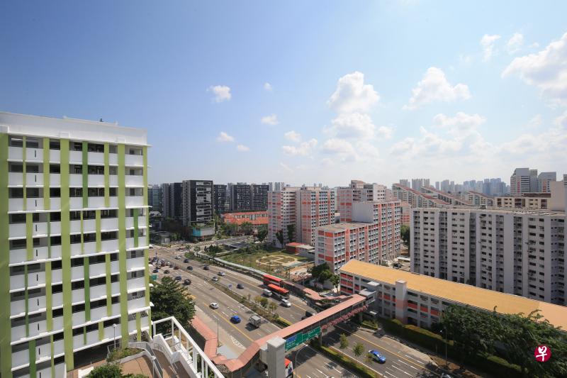 外墙白绿色的比达达利预购组屋,就在波东巴西组屋区的对面,两个组屋区都同属波东巴西单选区。(唐家鸿摄) 外墙白绿色的比达达利预购组屋,就在波东巴西组屋区的对面,两个组屋区都同属波东巴西单选区。(唐家鸿摄)