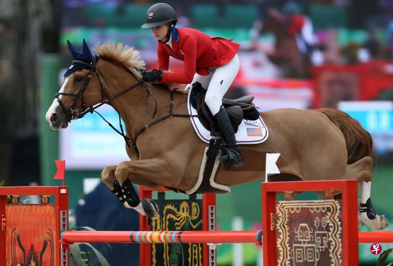 伊芙·乔布斯与另三名队友在团体场地障碍赛中,联手为美国队取得铜牌。(法新社) 伊芙·乔布斯与另三名队友在团体场地障碍赛中,联手为美国队取得铜牌。(法新社)