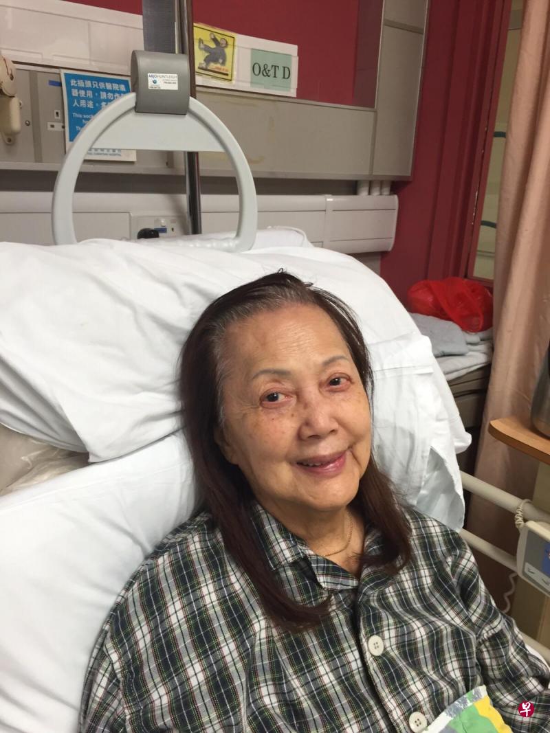 资深演员夏萍2015年曾在家中不慎跌倒,送院照X光检查。(互联网) 资深演员夏萍2015年曾在家中不慎跌倒,送院照X光检查。(互联网)