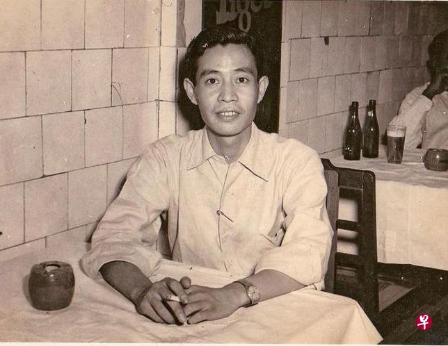 刘以鬯1950年代摄于新加坡。（罗佩云女士提供）