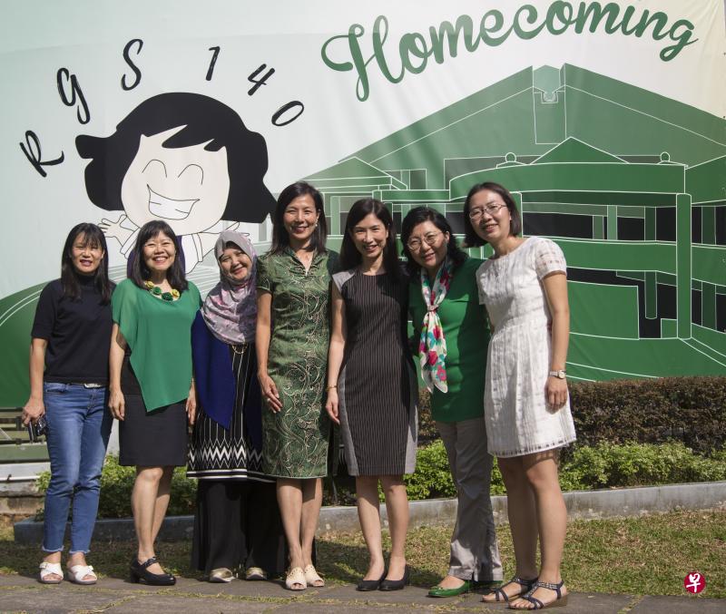 毕业自莱佛士女中、现为莱中校长的谭文思(右三)与各届校友包括林国美(左起)、许美卿、珠拉达丁、李瑞玉和古唯特(右一)期待在校园与学姐妹们相聚,在母校搬迁前共度一个温馨的“回校日”。右二是负责筹划校友回校日的另一名主席李素燕,她是莱中通讯与协作部主任。(特约林琬清摄) 毕业自莱佛士女中、现为莱中校长的谭文思(右三)与各届校友包括林国美(左起)、许美卿、珠拉达丁、李瑞玉和古唯特(右一)期待在校园与学姐妹们相聚,在母校搬迁前共度一个温馨的“回校日”。右二是负责筹划校友回校日的另一名主席李素燕,她是莱中通讯与协作部主任。(特约林琬清摄)
