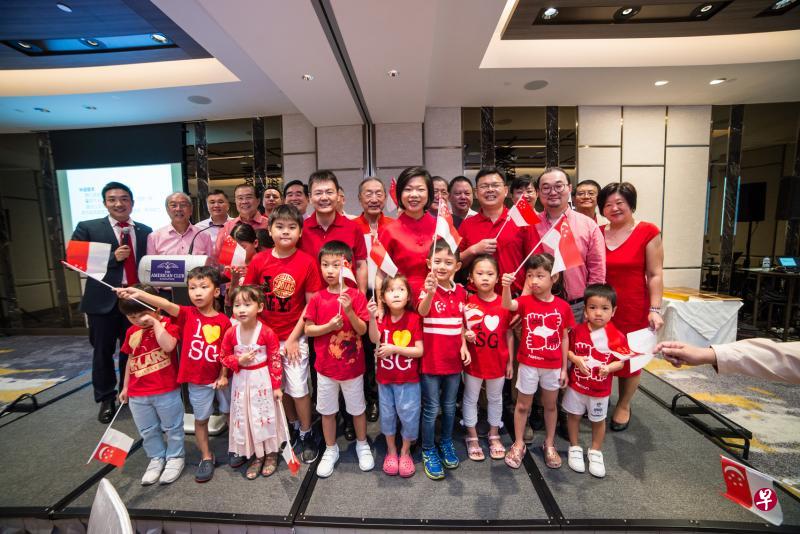 沈颖(第二排右四)与浙商总会会长李国生(第二排右五)以及会员和孩子们齐唱国歌为狮城庆生。(浙商总会提供) 沈颖(第二排右四)与浙商总会会长李国生(第二排右五)以及会员和孩子们齐唱国歌为狮城庆生。(浙商总会提供)