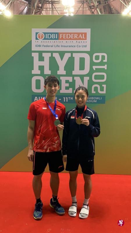 我国头号男女单打骆建佑和杨佳敏(右)分别晋级决赛,最终进账了一金一银。( 新加坡羽毛球总会提供) 我国头号男女单打骆建佑和杨佳敏(右)分别晋级决赛,最终进账了一金一银。( 新加坡羽毛球总会提供)