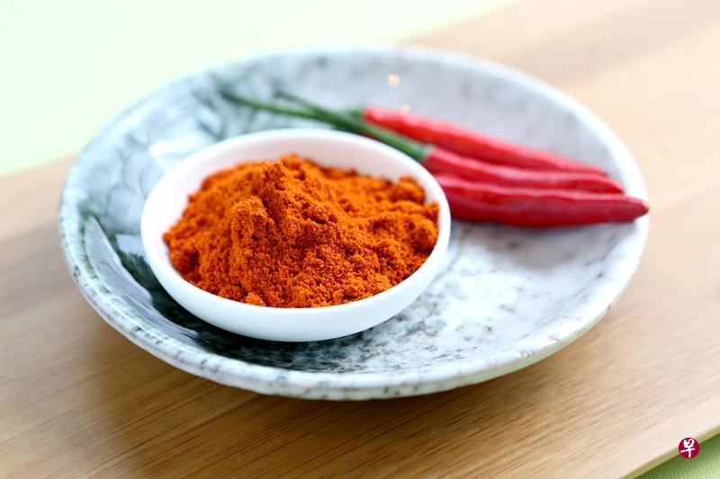 辣椒粉和橄榄油自制药膏,能助舒缓关节疼痛?(档案照) 辣椒粉和橄榄油自制药膏,能助舒缓关节疼痛?(档案照)