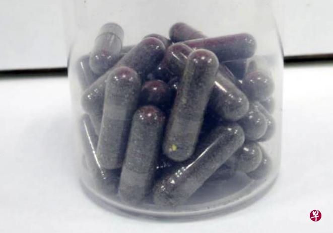 在红山巴刹被发现售卖的无标签胶囊内含深棕色粉末,经化验后证实内含多种未经申报药用成分。(卫生科学局提供) 在红山巴刹被发现售卖的无标签胶囊内含深棕色粉末,经化验后证实内含多种未经申报药用成分。(卫生科学局提供)