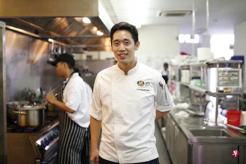 热爱烹饪的李光辉，少年时为了减轻家里经济负担，签约当正规军人。辗转过了10年，他始终不忘初心，毅然报读烹饪课程，一圆厨师梦。（谢智扬摄）