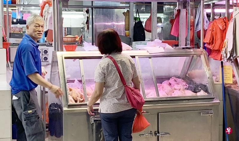 蔡先生以高价标下摊位售卖家禽。(郑书逸摄) 蔡先生以高价标下摊位售卖家禽。(郑书逸摄)