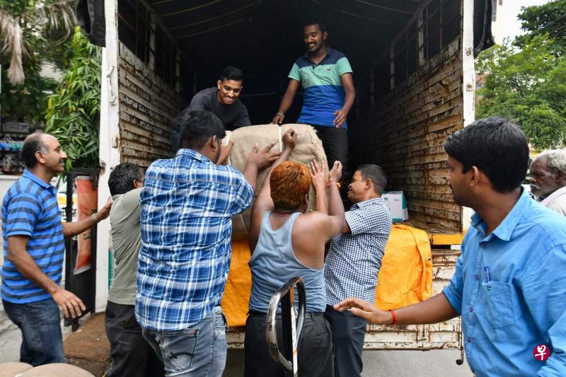 救援人员运送救援物资给受灾人民。(法新社) 救援人员运送救援物资给受灾人民。(法新社)