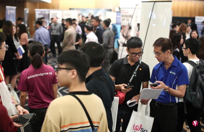 新加坡武装部队和内政团队的国民服役人员昨天出席教育与职业展,了解大专学府提供的课程和职场的就业机会。(林泽锐摄) 新加坡武装部队和内政团队的国民服役人员昨天出席教育与职业展,了解大专学府提供的课程和职场的就业机会。(林泽锐摄)