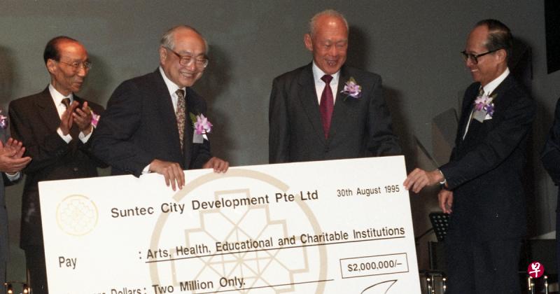 曹文锦(左二)当年以新达城发展公司主席的身份,于新达城国际会议与展览中心启用仪式上,与香港影视大亨邵逸夫(左一)和新达城发展公司股东李嘉诚(右一)将一张200万元的慈善捐款支票交到建国总理李光耀(右二)手中。(档案照) 曹文锦(左二)当年以新达城发展公司主席的身份,于新达城国际会议与展览中心启用仪式上,与香港影视大亨邵逸夫(左一)和新达城发展公司股东李嘉诚(右一)将一张200万元的慈善捐款支票交到建国总理李光耀(右二)手中。(档案照)