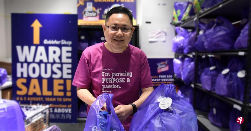 吕宝泰的左半身行动能力因中风受到影响,他去年12月在SPD(前称体障人士协会)的介绍下,顺利加入康福德高旗下的社会企业GobblerCo当兼职工,负责包装与分货的工作。(康福德高提供) 吕宝泰的左半身行动能力因中风受到影响,他去年12月在SPD(前称体障人士协会)的介绍下,顺利加入康福德高旗下的社会企业GobblerCo当兼职工,负责包装与分货的工作。(康福德高提供)