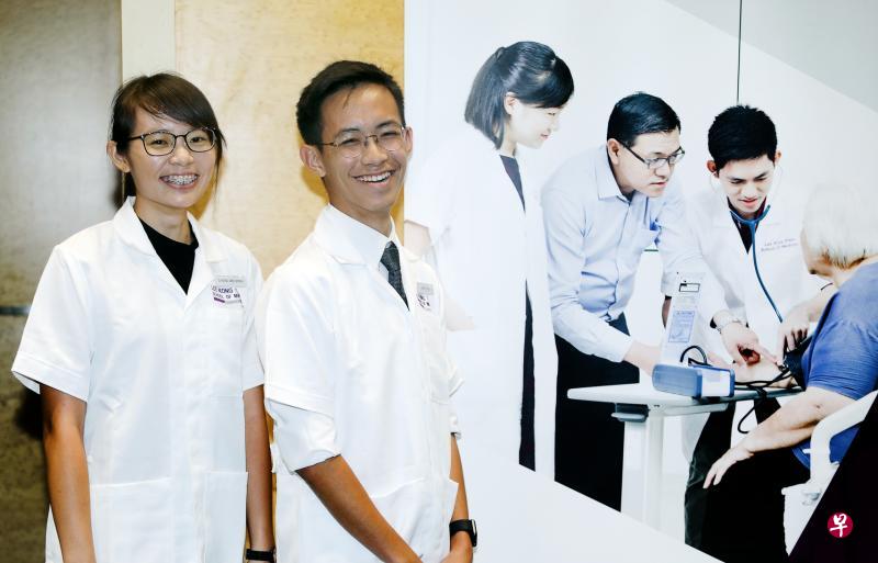 张蔚明(左)和杜知贤在900多名申请者中获录取进入南洋理工大学李光前医学院。(林国明摄) 张蔚明(左)和杜知贤在900多名申请者中获录取进入南洋理工大学李光前医学院。(林国明摄)