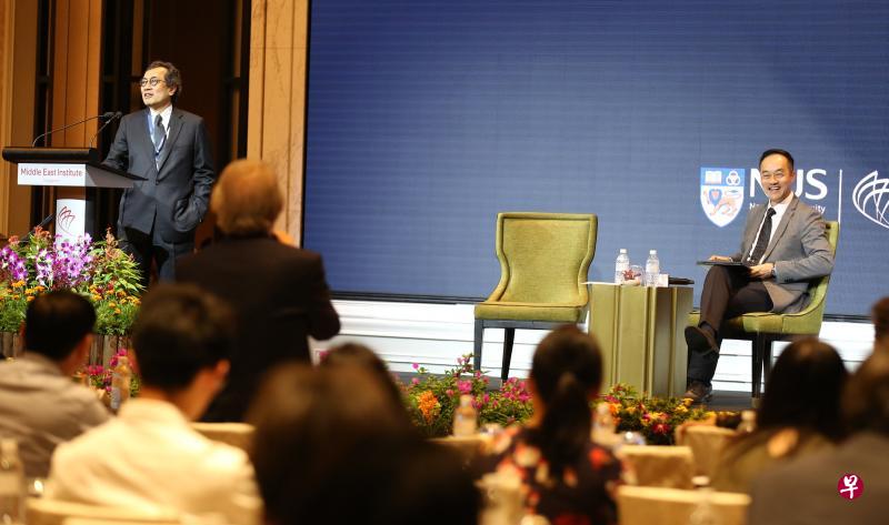 贸工部高级政务部长许宝琨医生(右)指出,美伊两国在中东的对峙局面加剧我国和其他区域经济体面临的下行风险。座谈会由我国外交部前常任秘书、中东研究所主席比拉哈里(左)主持。(王彦燕摄) 贸工部高级政务部长许宝琨医生(右)指出,美伊两国在中东的对峙局面加剧我国和其他区域经济体面临的下行风险。座谈会由我国外交部前常任秘书、中东研究所主席比拉哈里(左)主持。(王彦燕摄)