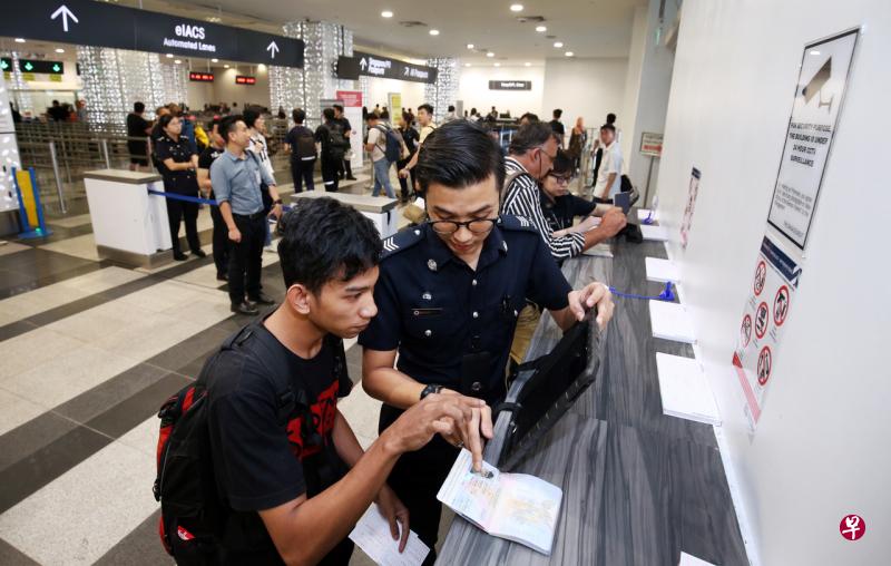 移民与关卡局去年10月展开为期三个月的试验性电子入境卡服务,图为当局人员在新加坡游轮中心,指导旅客使用平板电脑填写电子入境卡。(档案照) 移民与关卡局去年10月展开为期三个月的试验性电子入境卡服务,图为当局人员在新加坡游轮中心,指导旅客使用平板电脑填写电子入境卡。(档案照)