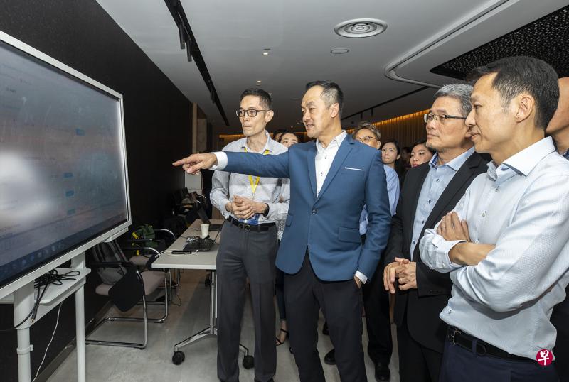 也是全国职工总会副秘书长的贸工部高级政务部长许宝琨医生(左二)出席了凯德集团与新加坡工业与服务业雇员联合会签署谅解备忘录,宣布成立企业培训委员会。右一为凯德集团首席执行官李志勤。(SISEU提供) 也是全国职工总会副秘书长的贸工部高级政务部长许宝琨医生(左二)出席了凯德集团与新加坡工业与服务业雇员联合会签署谅解备忘录,宣布成立企业培训委员会。右一为凯德集团首席执行官李志勤。(SISEU提供)