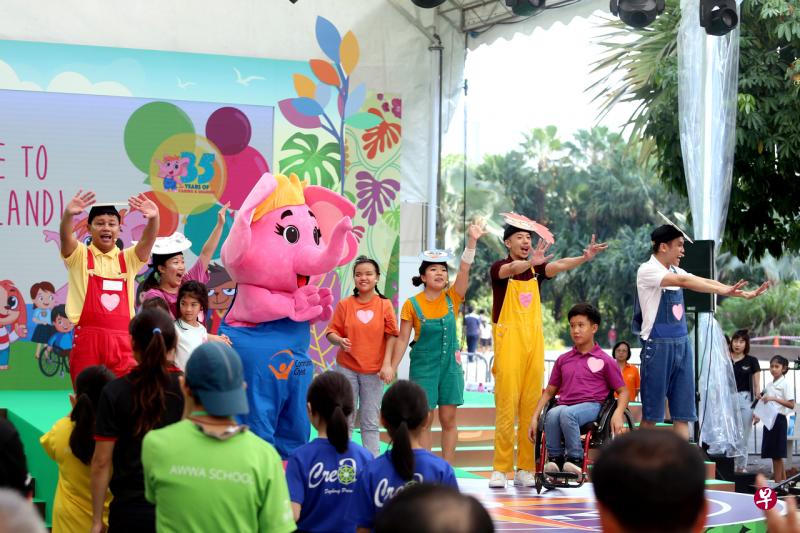 天生患有小儿脊柱裂的廖添喜(右二)和视障少女许心慧(右五)受邀作为爱心小象日开幕式儿童剧嘉宾,载歌载舞,传递关怀他人,分享快乐的价值观。(严宣融摄) 天生患有小儿脊柱裂的廖添喜(右二)和视障少女许心慧(右五)受邀作为爱心小象日开幕式儿童剧嘉宾,载歌载舞,传递关怀他人,分享快乐的价值观。(严宣融摄)