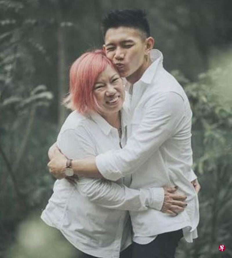 彭明毓在Instagram上载与母亲相拥的照片。(取自彭明毓Instagram) 彭明毓在Instagram上载与母亲相拥的照片。(取自彭明毓Instagram)
