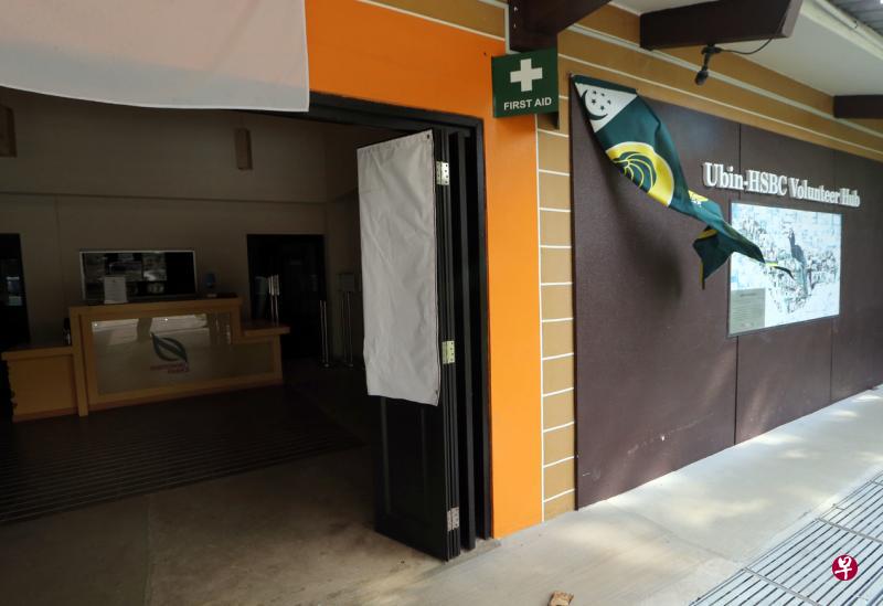 乌敏岛画家陈世平被控利用砖块砸碎国家公园局在岛上的义工中心大门,构成破坏公物。当局利用一块白色帆布包裹住受损部分。(邬福梁摄) 乌敏岛画家陈世平被控利用砖块砸碎国家公园局在岛上的义工中心大门,构成破坏公物。当局利用一块白色帆布包裹住受损部分。(邬福梁摄)