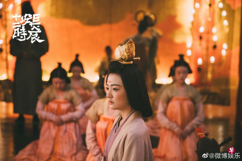 《长安十二时辰》还原唐女性肤白颊红、樱桃小嘴，额头贴花钿。（互联网）