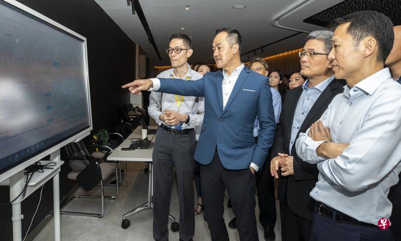 也是全国职工总会副秘书长的贸工部高级政务部长许宝琨医生(左二)出席了凯德集团与新加坡工业与服务业雇员联合会签署谅解备忘录,宣布成立企业培训委员会。右一为凯德集团首席执行官李志勤。(SISEU提供) 也是全国职工总会副秘书长的贸工部高级政务部长许宝琨医生(左二)出席了凯德集团与新加坡工业与服务业雇员联合会签署谅解备忘录,宣布成立企业培训委员会。右一为凯德集团首席执行官李志勤。(SISEU提供)