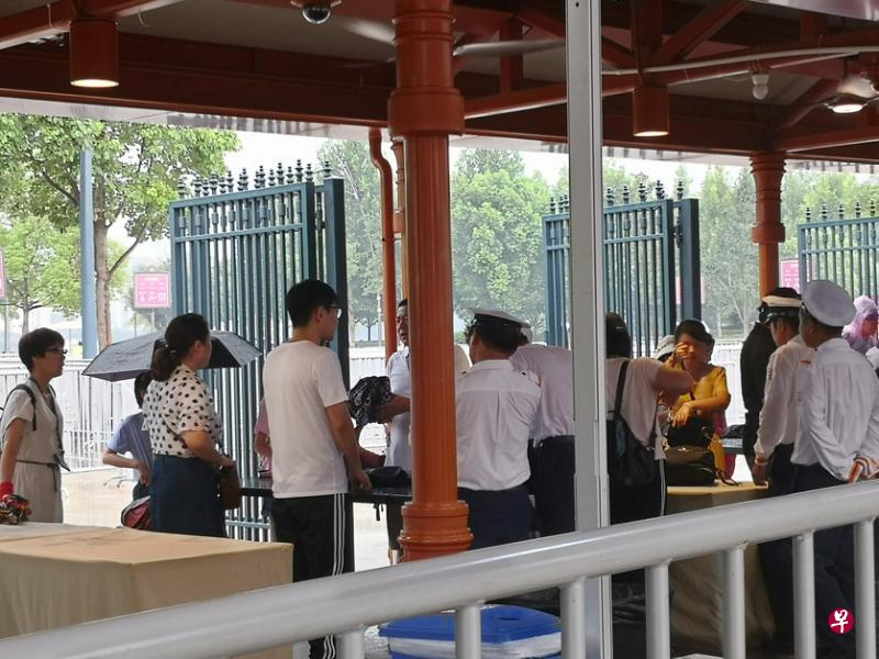 记者昨天下午抵达迪士尼乐园时发现,入口的安检处至少有10名穿白色制服的工作人员,仔细翻查游客携带的包包。 记者昨天下午抵达迪士尼乐园时发现,入口的安检处至少有10名穿白色制服的工作人员,仔细翻查游客携带的包包。