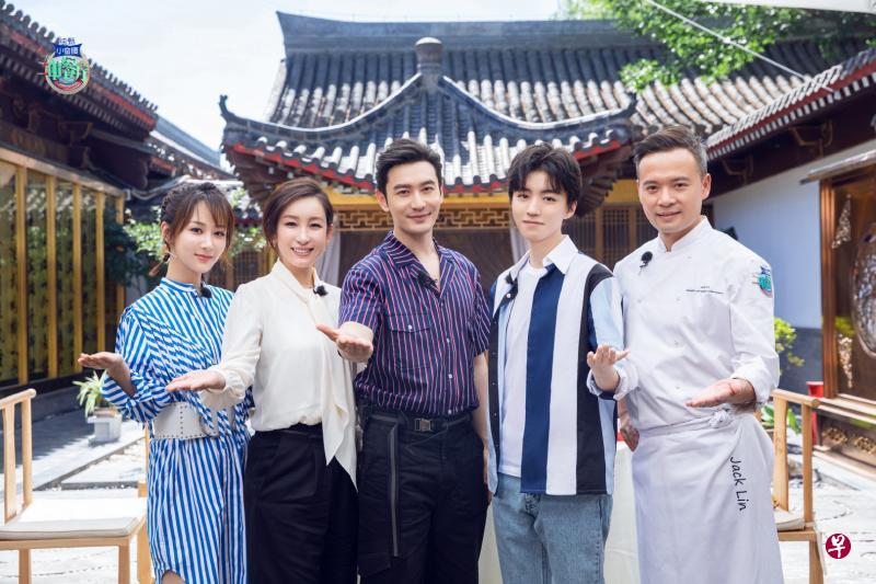 杨紫（左起）、秦海璐、黄晓明、王俊凯、林述巍携手到意大利开中餐厅。