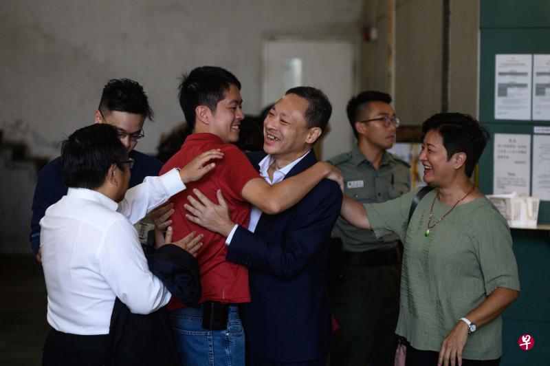 戴耀廷(前排右二)昨天获准保释后步出法庭,与民主党立法会议员许智峯拥抱庆贺。(法新社) 戴耀廷(前排右二)昨天获准保释后步出法庭,与民主党立法会议员许智峯拥抱庆贺。(法新社)