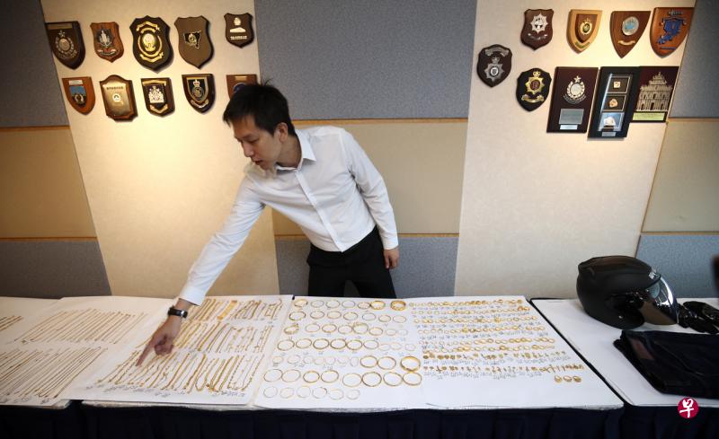 警方展出宏茂桥金铺抢劫案被起获的赃物,其中包括多条金项链、手镯、吊坠及戒指。(陈渊庄摄) 警方展出宏茂桥金铺抢劫案被起获的赃物,其中包括多条金项链、手镯、吊坠及戒指。(陈渊庄摄)
