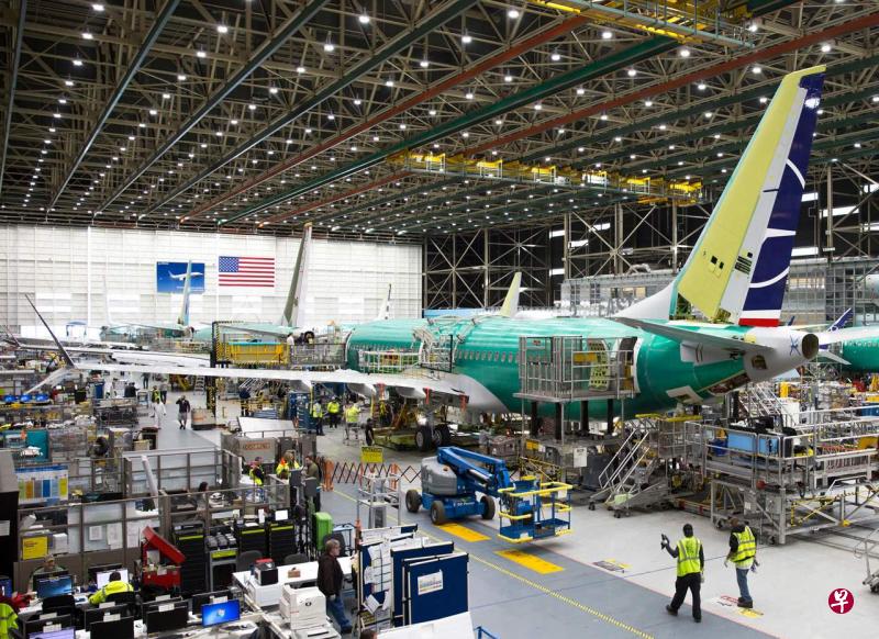 2019年3月27日,在华盛顿州伦顿的波音工厂的员工在737 MAX飞机生产区作业。(法新社) 2019年3月27日,在华盛顿州伦顿的波音工厂的员工在737 MAX飞机生产区作业。(法新社)