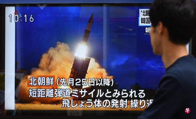 朝鲜16日当天上午再发射了两枚近程飞行器。图为日本东京民众观看有关朝鲜发射导弹的新闻报道。(法新社) 朝鲜16日当天上午再发射了两枚近程飞行器。图为日本东京民众观看有关朝鲜发射导弹的新闻报道。(法新社)