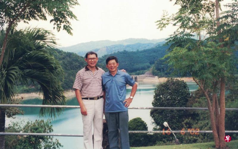 作者(左)和贺巾摄于泰南邦朗湖水坝。 作者(左)和贺巾摄于泰南邦朗湖水坝。