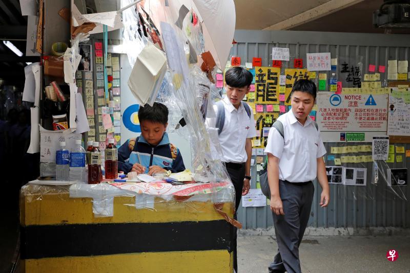 香港反对修订《逃犯条例》组织计划在9月2日发动中学生罢课。图为7月12日一名学生在九龙湾的一面“连侬墙”上留言。(路透社) 香港反对修订《逃犯条例》组织计划在9月2日发动中学生罢课。图为7月12日一名学生在九龙湾的一面“连侬墙”上留言。(路透社)