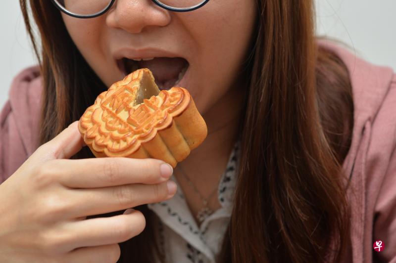 避免一次过吃掉整块月饼,应该切成小块与他人共享。(档案照) 避免一次过吃掉整块月饼,应该切成小块与他人共享。(档案照)