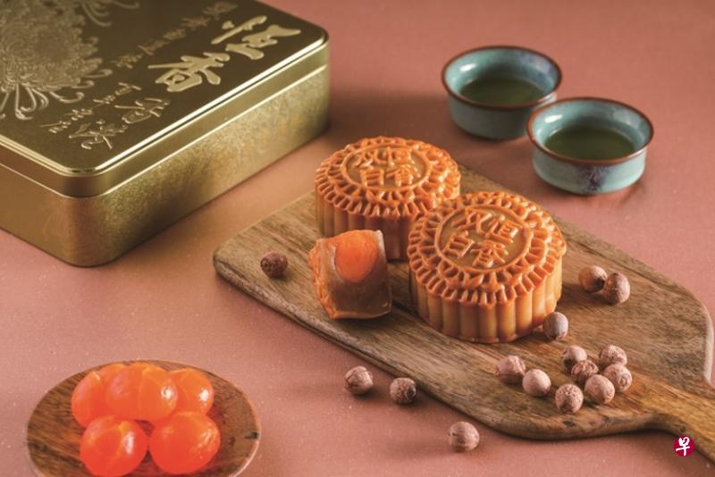 恒香双黄白莲蓉月饼以印上花卉图案的金色礼盒包装。 恒香双黄白莲蓉月饼以印上花卉图案的金色礼盒包装。