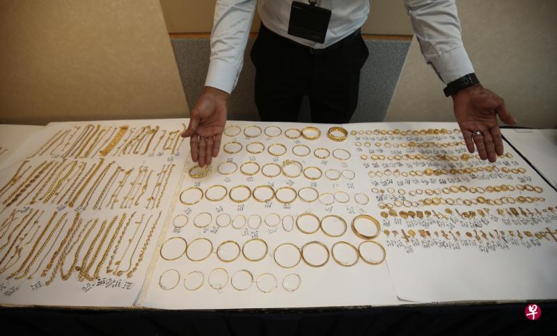 警方日前展出起获的赃物,其中包括金链、手环、吊坠以及戒指。(陈渊庄摄) 警方日前展出起获的赃物,其中包括金链、手环、吊坠以及戒指。(陈渊庄摄)