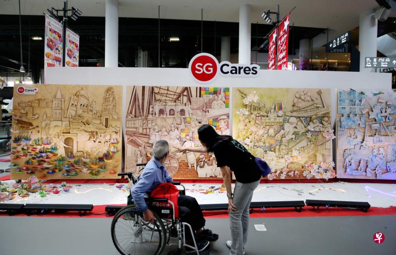 公众可在淡滨尼新天地观赏到关爱新加坡行动展出的“庆祝我们关爱文化”完整壁画,文化、社区及青年部长傅海燕出席这项活动时也公布了最新四个义工综合中心的地点,为国人提供更多志愿服务机会。(严宣融摄)
公众可在淡滨尼新天地观赏到关爱新加坡行动展出的“庆祝我们关爱文化”完整壁画,文化、社区及青年部长傅海燕出席这项活动时也公布了最新四个义工综合中心的地点,为国人提供更多志愿服务机会。(严宣融摄)