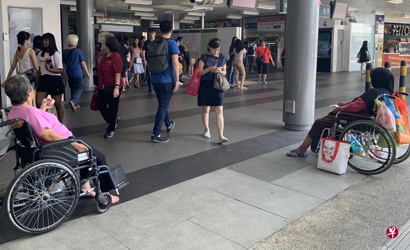 兀兰地铁站通往长堤坊的出口处短短10米路，就有5名摊贩在兜售纸巾。（曾美玲摄）