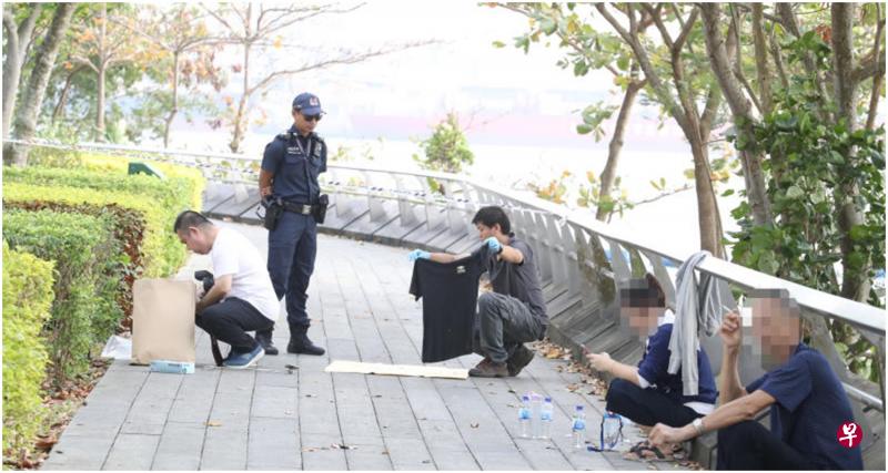 阿叔的家属（右二）今天凌晨就到现场等待，现场今早也发现相信是阿叔的T恤。（饶进礼摄）