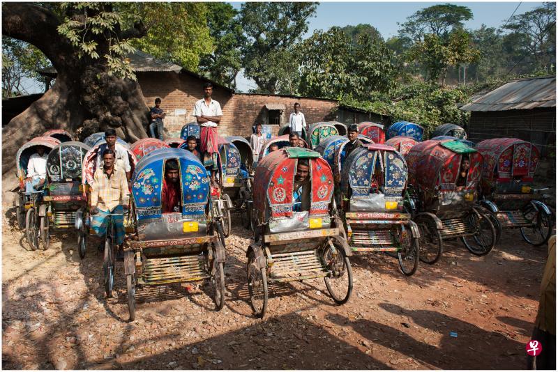 三轮车收工后聚集在“地车场”里。 三轮车收工后聚集在“地车场”里。