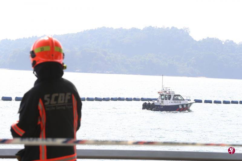 一名56岁男子在榜鹅尾沙滩上撒网捕鱼时不知何故落入海中失踪,民防部队随后派出搜救艇在海上巡逻,男子的尸体最终在20小时后被寻获打捞。(饶进礼摄) 一名56岁男子在榜鹅尾沙滩上撒网捕鱼时不知何故落入海中失踪,民防部队随后派出搜救艇在海上巡逻,男子的尸体最终在20小时后被寻获打捞。(饶进礼摄)