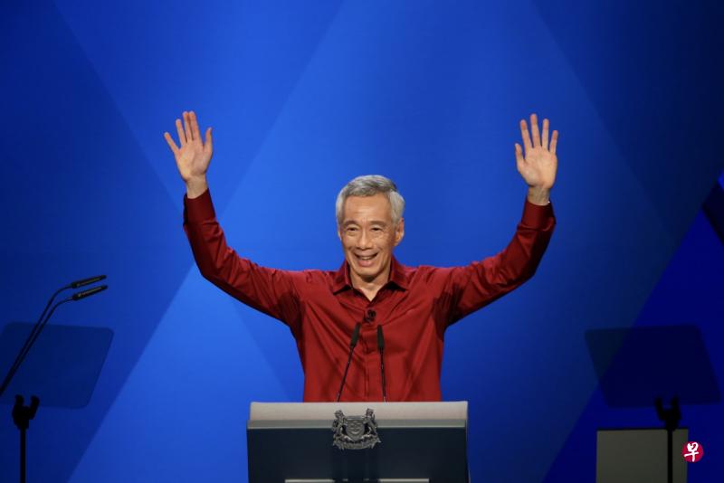 李显龙总理说,要应对下来挑战,新加坡人要有先辈当年的魄力与果敢,也需要一个诚实与能干的政府,与他们并肩合作,而新加坡有少见会为长远挑战寻求方案的政府。“这也是个说到做到的政府。”(叶振忠摄) 李显龙总理说,要应对下来挑战,新加坡人要有先辈当年的魄力与果敢,也需要一个诚实与能干的政府,与他们并肩合作,而新加坡有少见会为长远挑战寻求方案的政府。“这也是个说到做到的政府。”(叶振忠摄)