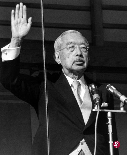 日本放送协会播出纪录片称,已故天皇裕仁在二战后不愿当政治傀儡,一直很想退位。图为裕仁1986年元旦在皇宫向民众挥手致意。(美联社资料图) 日本放送协会播出纪录片称,已故天皇裕仁在二战后不愿当政治傀儡,一直很想退位。图为裕仁1986年元旦在皇宫向民众挥手致意。(美联社资料图)