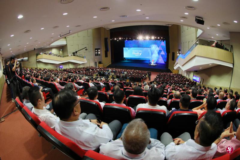 李显龙总理星期天(8月18日)发表国庆群众大会演说时宣布,我国将在未来10年分阶段调高退休年龄和重新雇佣年龄,公共服务部门将带头,提前一年做出相关调整。(林泽锐摄) 李显龙总理星期天(8月18日)发表国庆群众大会演说时宣布,我国将在未来10年分阶段调高退休年龄和重新雇佣年龄,公共服务部门将带头,提前一年做出相关调整。(林泽锐摄)