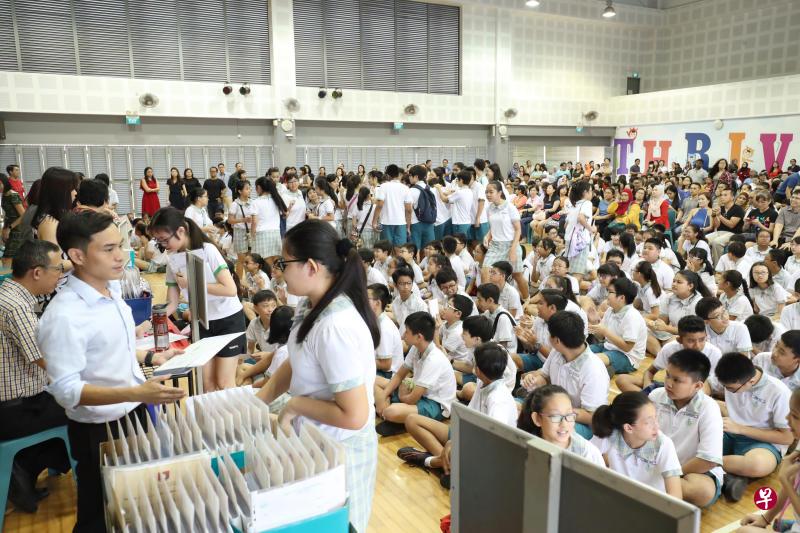 目前,学生领取的小六会考成绩单,反映的是他们的总积分。到了2021年,小六考生的成绩单将反映以积分等级制计算的总成绩。图为2018年小六会考成绩放榜,维林小学考生于11月22日上午回校领取成绩单。 (档案照片) 目前,学生领取的小六会考成绩单,反映的是他们的总积分。到了2021年,小六考生的成绩单将反映以积分等级制计算的总成绩。图为2018年小六会考成绩放榜,维林小学考生于11月22日上午回校领取成绩单。 (档案照片)