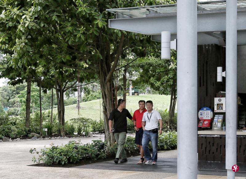 邱贵福(穿红衣者)案发后带便衣警察回现场重组案发经过。(档案照) 邱贵福(穿红衣者)案发后带便衣警察回现场重组案发经过。(档案照)