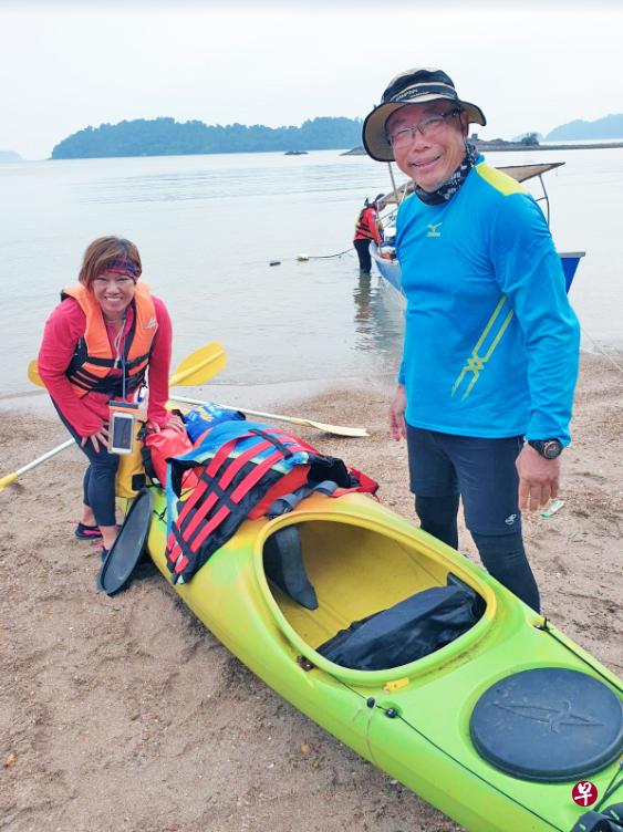 女商人潘玉珍(左)和退休律师陈永顺(右)本月8日在马来西亚丰盛港划独木舟时脱队失踪,潘玉珍遗体已寻获,陈永顺仍下落不明。(档案照) 女商人潘玉珍(左)和退休律师陈永顺(右)本月8日在马来西亚丰盛港划独木舟时脱队失踪,潘玉珍遗体已寻获,陈永顺仍下落不明。(档案照)