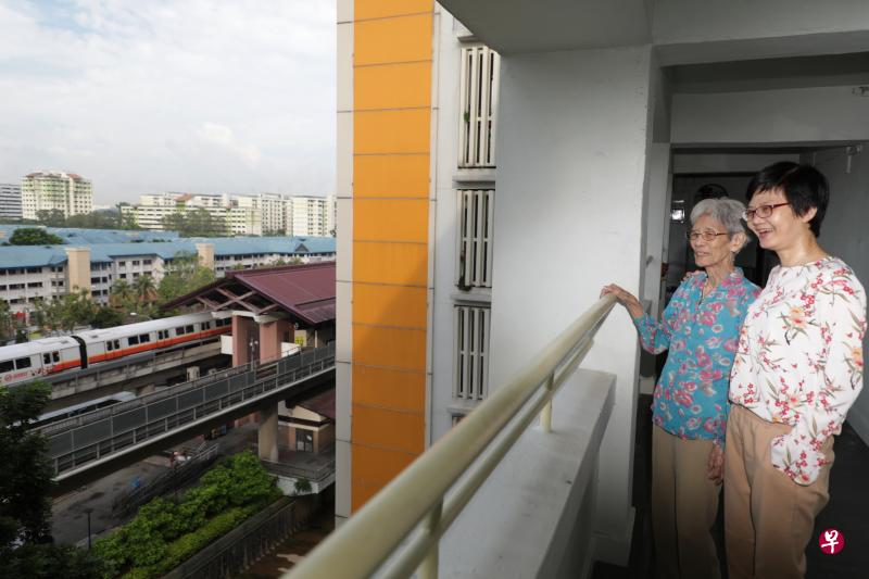 转眼间,李玉芳(左)和陈爱丽母女已在马西岭一带的组屋住了25年,习惯了那里绿意盎然的环境和热情友善的邻里街坊。(林国明摄) 转眼间,李玉芳(左)和陈爱丽母女已在马西岭一带的组屋住了25年,习惯了那里绿意盎然的环境和热情友善的邻里街坊。(林国明摄)