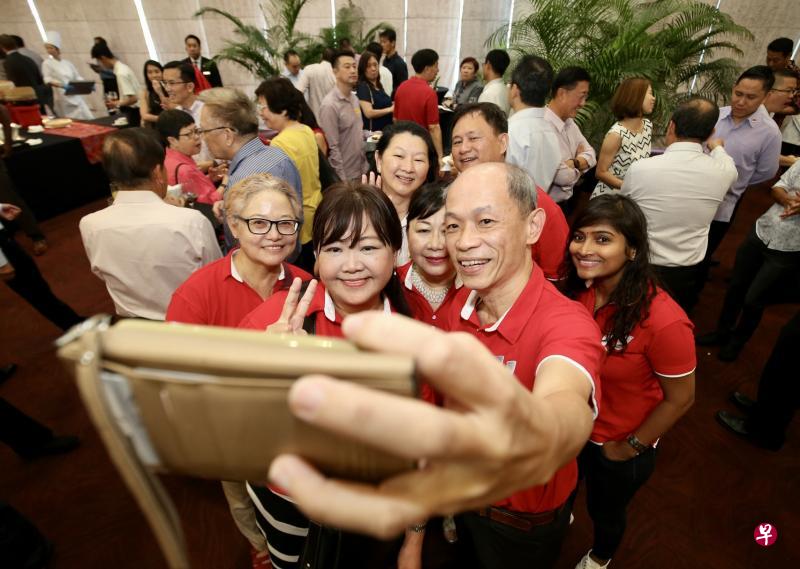 王辉亮（右二）是工会领袖，他希望能继续为公司做出贡献，并累积更多退休储蓄。（叶振忠摄）